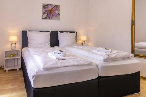 2 łóżka w sypialni z ręcznikami w obiekcie Ferienhaus Mosellage w mieście Zell an der Mosel