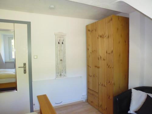 ツェル・アン・デル・モーゼルにあるMosel Ferienhaus Zellの木製のドアとベッドルームが備わる客室です。