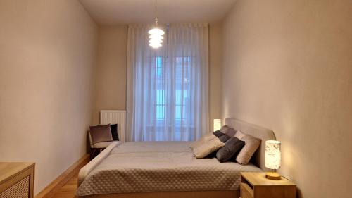 a bedroom with a large bed and a window at Stadtpalais Romantik-Suite 3 Zimmer maximal 6 Personen in Bautzen