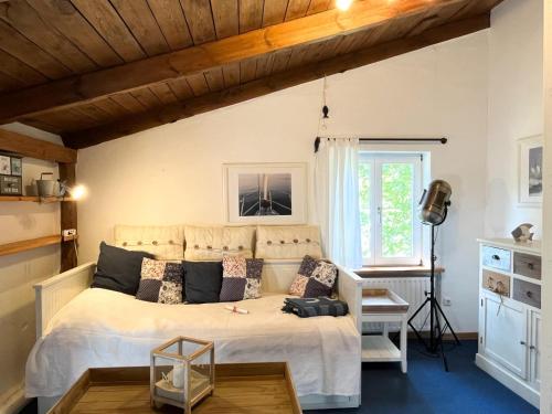 カッペルンにあるFerienhaus NATURlich Wassermuhleの木製の天井のベッドルーム1室(大型ベッド1台付)