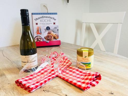 a bottle of wine and a bow tie on a table at Ferienhaus Kleiner Onkel in Grödersby