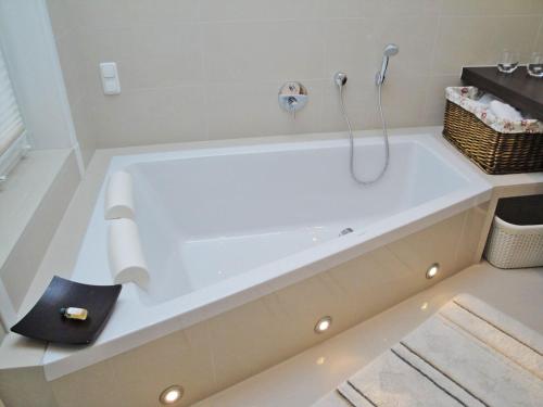 a white bath tub in a bathroom at Lohdiele in Kappeln