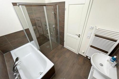 オルペニッツにあるMisfitのバスルーム(シャワー、洗面台、トイレ付)