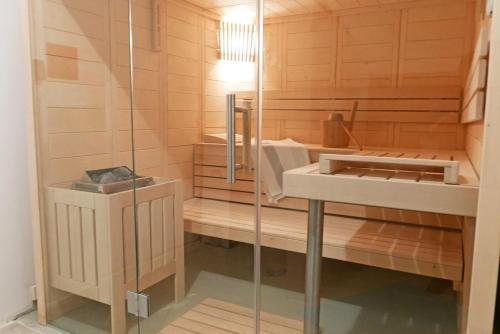 uma casa de banho com um lavatório e um chuveiro em Speicherloft em Kappeln