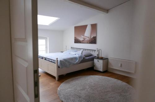 カッペルンにあるSpeicherheimatの白いベッドルーム(ベッド1台、ラグ付)