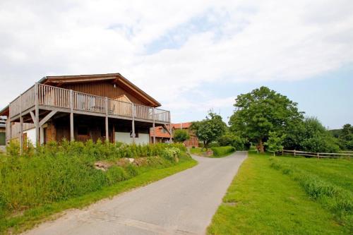 ein Haus am Straßenrand in der Unterkunft Aschenputtel in Brarupholz