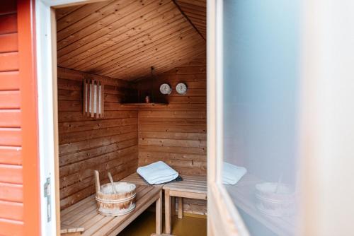 eine Sauna mit einem Tisch und zwei Uhren an der Wand in der Unterkunft Altes Kapitänshaus in Arnis