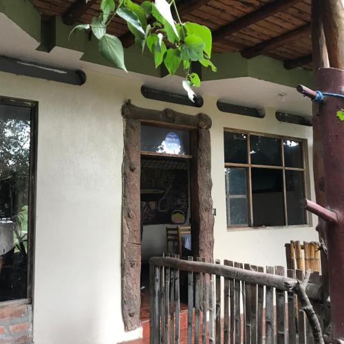 奧塔瓦洛的住宿－Intykucha，房屋前门,带窗户