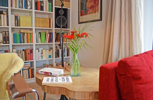 a living room with a table with a vase of flowers at Schleiglanz in Ulsnis