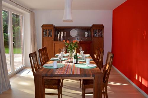 a dining room with a wooden table and chairs at Schleiglanz in Ulsnis
