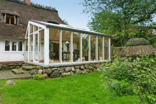 an extension of a house with a conservatory at Schöne von Angeln in Saustrup