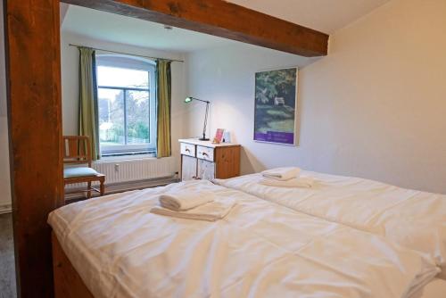 - une chambre avec un lit et 2 serviettes dans l'établissement Schleimuschel, à Kappeln