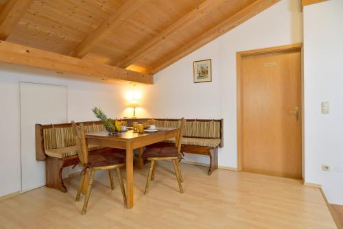 een eetkamer met een houten tafel en stoelen bij Gut Fallenstein in Bayerisch Gmain
