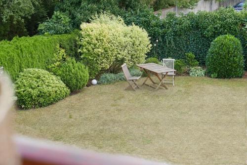 a picnic table and a bench in a garden at Stadtoase in Süderbrarup