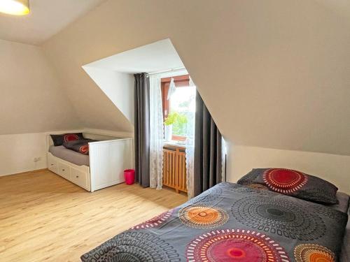 a small bedroom with a bed and a window at Stadtoase in Süderbrarup