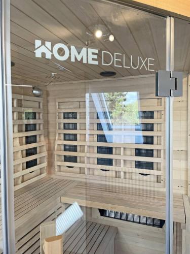 a room with a home deliver sign on the window at Stadtoase in Süderbrarup