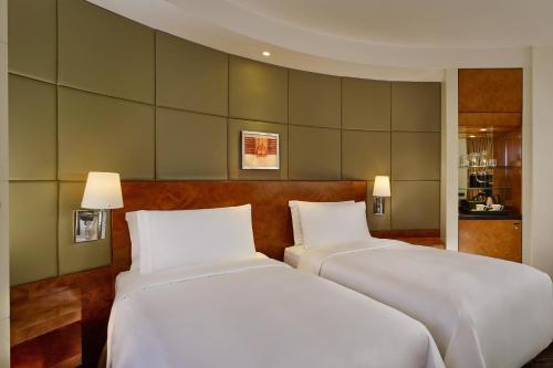 Postel nebo postele na pokoji v ubytování The Park Tower Knightsbridge, a Luxury Collection Hotel, London