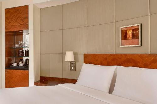 Postel nebo postele na pokoji v ubytování The Park Tower Knightsbridge, a Luxury Collection Hotel, London