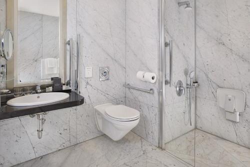 Koupelna v ubytování The Park Tower Knightsbridge, a Luxury Collection Hotel, London