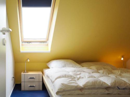 プレローにあるHaus am Brunnen Apartment 50のベッドルーム(白いベッド1台、窓付)