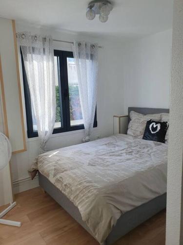 une chambre avec un lit et une fenêtre dans l'établissement Studio équipé et meublé St Cyprien, à Saint-Cyprien