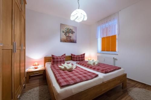 プレローにあるGästehaus Wohnung 4のベッドルーム1室(ベッド1台、赤と白の毛布付)
