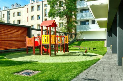 ワルシャワにあるDzielna 72 Central Apartmentsの市の公園遊び場