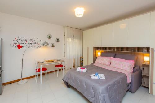 a bedroom with a bed and a table and a desk at HappyHouse MI MPX a 7 min da MXP in Busto Arsizio