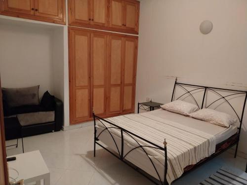 1 dormitorio con 1 cama y 1 sofá en Duplex Fes Médina - Friends Family Friendly en Fez