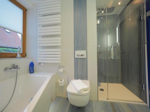 ein Badezimmer mit Dusche, Toilette und Waschbecken in der Unterkunft Ferienhaus Marie in Binz