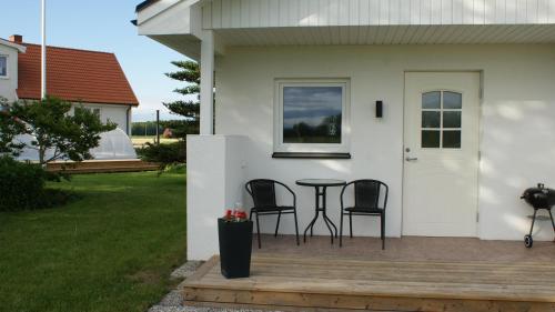 a patio with chairs and a table in front of a house at Nordanå Gård in Strö