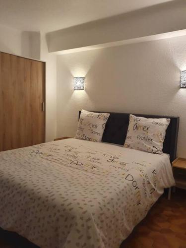une chambre avec un lit avec des oreillers dessus dans l'établissement Appartement F3 meublé et équipé, à Saint-Cyprien
