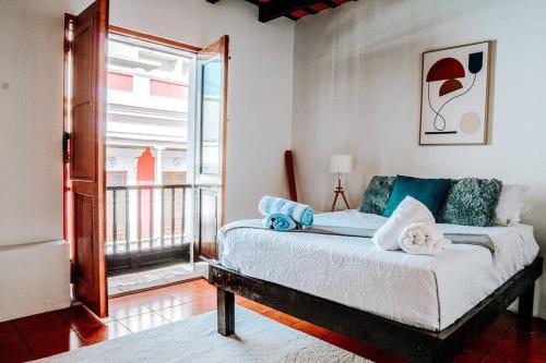 - une chambre avec un lit et une grande fenêtre dans l'établissement Charming & Spacious Apt W/ Views @ Old San Juan, à San Juan