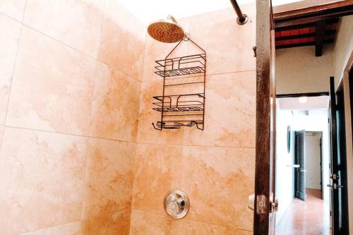 La salle de bains est pourvue d'une douche et d'un mur en pierre. dans l'établissement Charming & Spacious Apt W/ Views @ Old San Juan, à San Juan