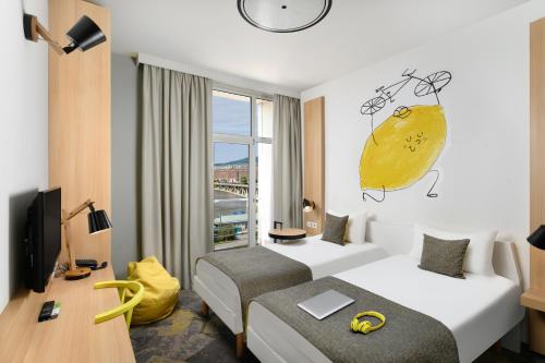 A bed or beds in a room at Ibis Styles Budapest City
