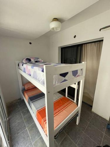 - une chambre avec 2 lits superposés dans l'établissement Departamento céntrico con garaje, cocina, WIFI, à Concordia