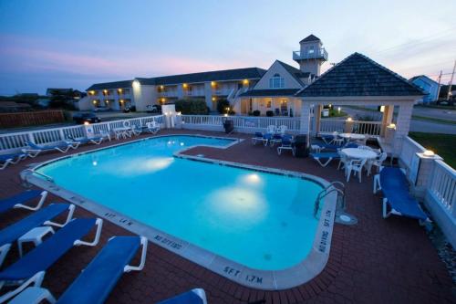 una piscina en la posada en el complejo Bluff en Hatteras Island Inn en Buxton