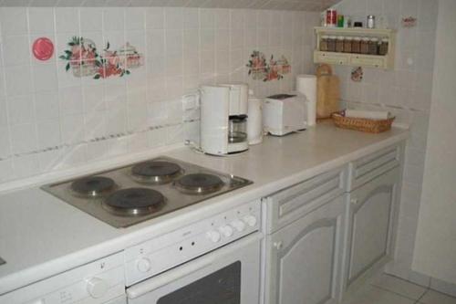 a kitchen counter with a stove and appliances on it at Apartmentvermittlung Mehr als Meer - Objekt 28 in Niendorf