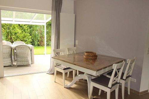 a dining room with a wooden table and chairs at Apartmentvermittlung Mehr als Meer - Objekt 1 in Timmendorfer Strand