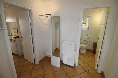 Baño pequeño con aseo y lavamanos en Apartmentvermittlung Mehr als Meer - Objekt 56, en Scharbeutz