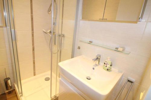 a bathroom with a sink and a shower at Apartmentvermittlung Mehr als Meer - Objekt 70 in Niendorf