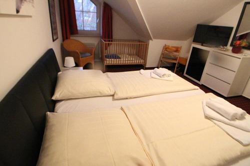 a bedroom with two beds with white sheets at Apartmentvermittlung Mehr als Meer - Objekt 70 in Niendorf
