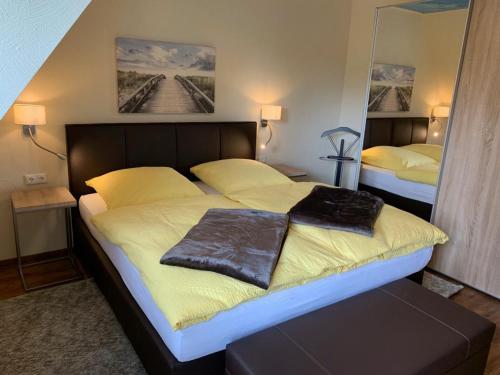 1 Schlafzimmer mit 2 Betten und einem Spiegel in der Unterkunft FEWO Baltrum in Bad Zwischenahn