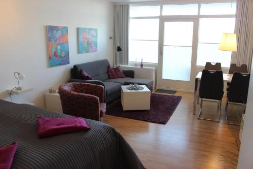 sala de estar con sofá y mesa en Ferienwohnung Meeresrauschen, en Fehmarn