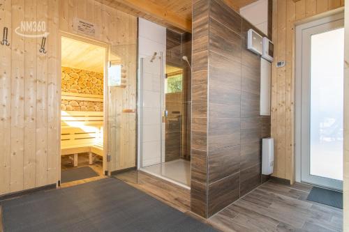 a bathroom with a shower and a sauna at Traumhaftes Appartement mit Balkon - Odins Blick Wohnung 6 - mit Privatstrand, Sauna in Lobbe