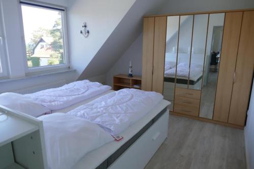 シャルボイツにあるWohnresidenz Barke App. 19のベッドルーム1室(ベッド2台、大きな窓付)