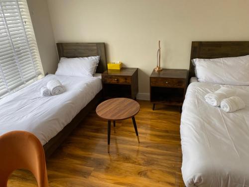 1 dormitorio con 2 camas y suelo de madera en Silk Hotel, en Boston