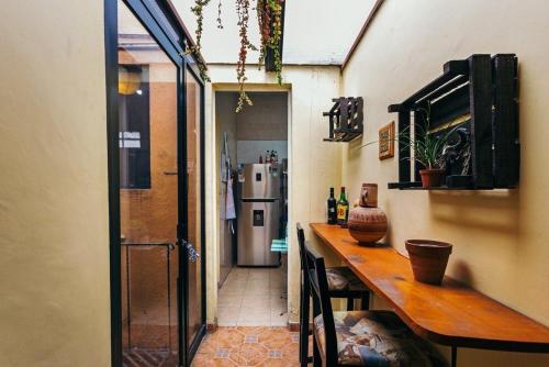 um quarto com uma cozinha com um balcão e um frigorífico em Mejor precio ubicación 2p habitación cómoda em Cidade do México