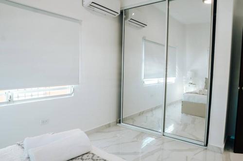 Et badeværelse på Casita Style Apt 3 w/ Sofa Bed & Patio @ Santurce