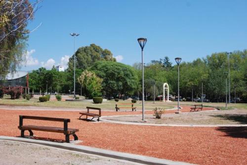 un parque con bancos y luces en un parque en Departamento Ciudad Mendoza en Mendoza